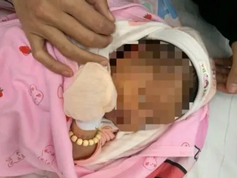 Nhờ bế hộ bé gái sơ sinh rồi biến mất, người phụ nữ lạ mặt để lại lời nhắn day dứt