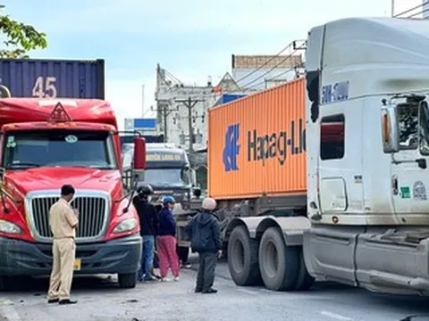 Nữ sinh lớp 9 tử vong thương tâm dưới bánh xe container ở TPHCM