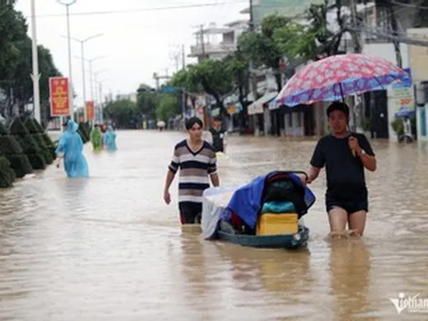 Tây Nha Trang lại chìm trong nước lũ, cuộc sống đảo lộn khắp phố phường