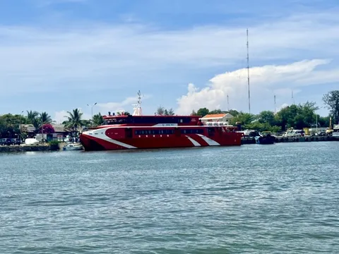 Tàu cao tốc tạm ngừng vận chuyển ra đặc khu Phú Quý