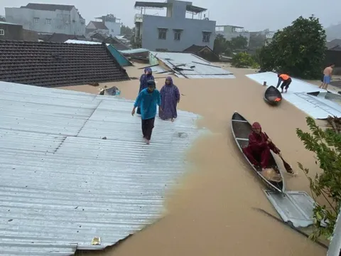 Nhiều người dân kêu cứu, lực lượng chức năng căng mình giữa lũ dữ