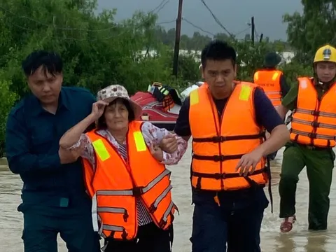 Khánh Hòa: Nước lũ liên tục dâng cao, hơn 9.000 nhà dân ngập nặng