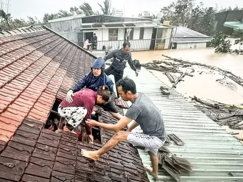 Hàng chục nghìn nhà dân chìm trong lũ lịch sử hơn 30 năm