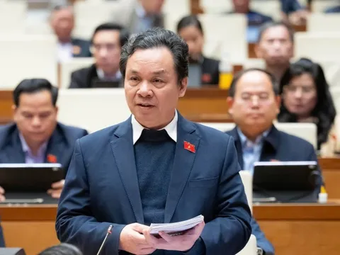 "Người làm nghề khác nếu lương không đủ sống có thể làm thêm nhiều nghề, nhưng giáo viên thì không thể"