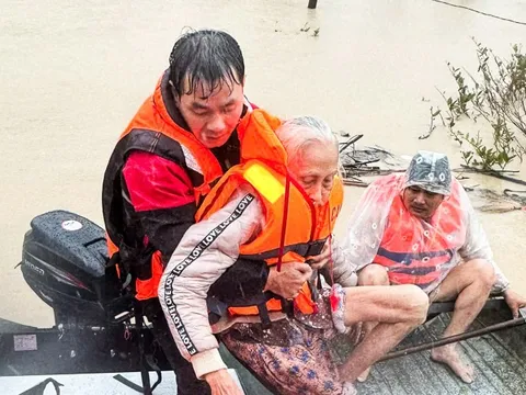 Mưa ngớt, lũ rút chậm, Gia Lai giữ dân ở nơi sơ tán vì lo lũ lên lại