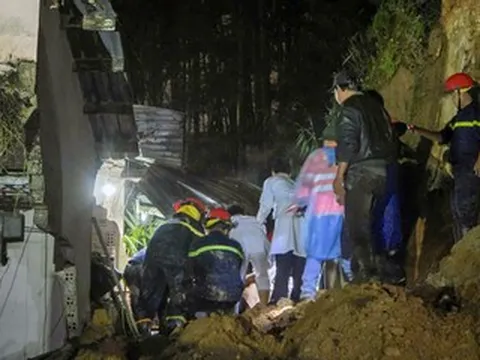 Bé gái 8 tuổi bị vùi lấp do sạt lở, cảnh sát đào đất giải cứu