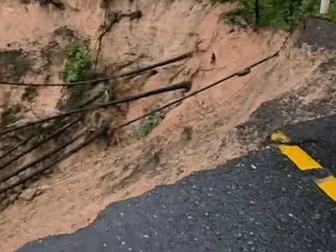 Clip hiện trường đèo Mimosa sạt sâu 40m, suýt cuốn xe khách xuống hố