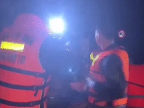 Đặc công nước, hải quân xuyên đêm ứng cứu ở 'điểm nóng' ngập lụt Khánh Hòa