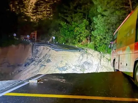 Đèo Mimosa sạt sâu 40m, thót tim cảnh xe khách ngấp nghé miệng hố