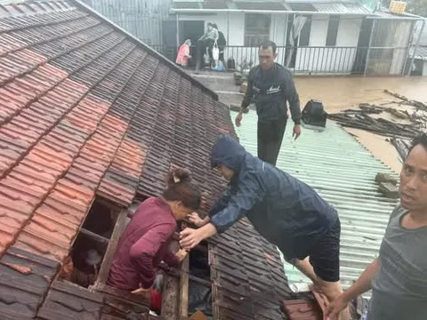 Ấm áp tình người xứ Nẫu trong cơn lũ dữ