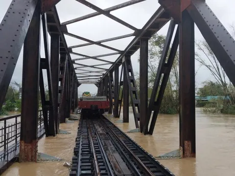 Đường sắt sơ tán hành khách, điều tàu chở hàng dằn cầu chống lũ