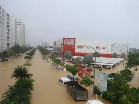 Hình ảnh thắt lòng ở Nha Trang: Hàng nghìn ô tô chìm trong nước lũ
