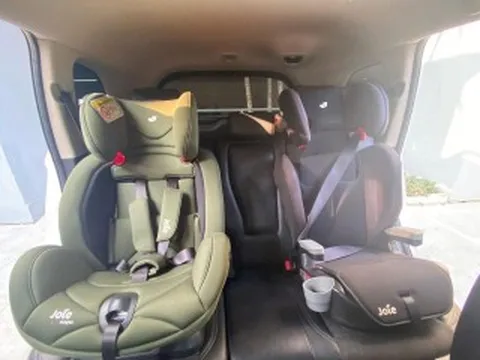 Khó lắp nhiều ghế trẻ em cho ô tô 5 chỗ: Đề xuất giải pháp linh hoạt
