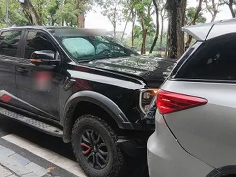 Nam bảo vệ lái ô tô bán tải tông liên hoàn ven hồ Gươm