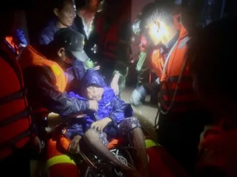 Nước lũ dâng cao đột ngột trong đêm, người dân Nha Trang lên mạng cầu cứu