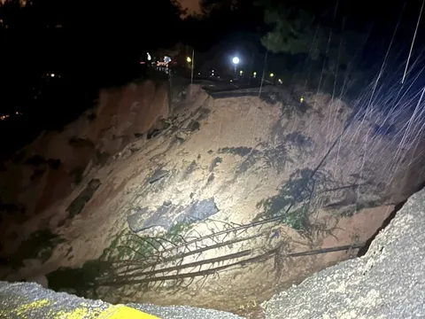 Mặt đường đèo Mimosa Đà Lạt bị cuốn trôi, đứt gãy