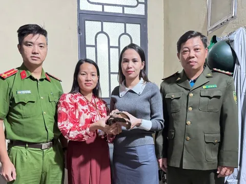 Thấy con vật bò lổm ngổm trước sân, người dân bắt giữ rồi lập tức trình báo