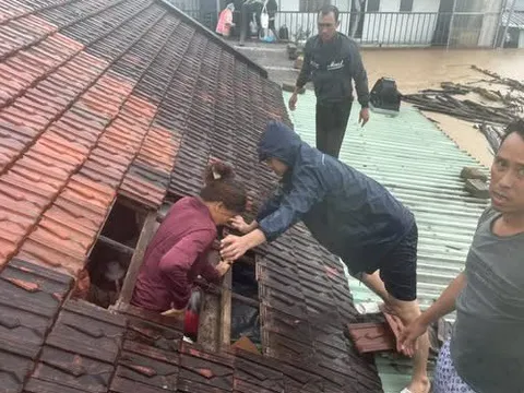 Thủ tướng: Tuyệt đối không để người dân trên nóc nhà kêu cứu mà không được cứu kịp thời