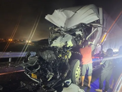 Tai nạn giao thông trên cao tốc, nam tài xế mắc kẹt trong cabin