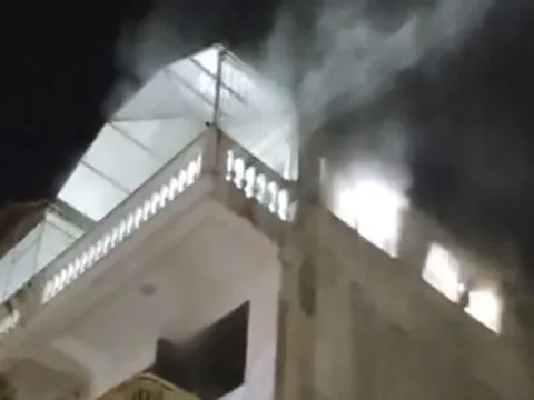 Cháy nhà 3 tầng ở Hà Nội, 5 người bị mắc kẹt