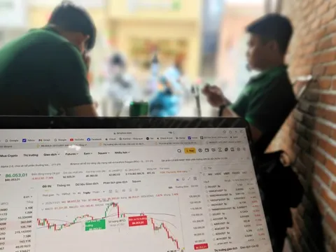 Bitcoin rớt giá mạnh, chứng khoán đỏ rực: Kẻ tháo chạy, người liều bắt đáy