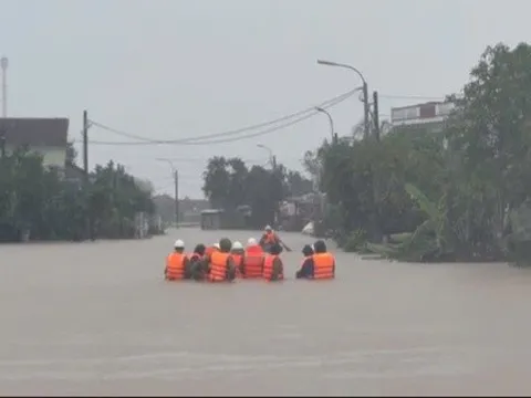 Mưa lũ vượt lịch sử ở miền Trung khiến 50 người chết và mất tích
