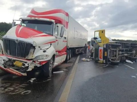 Xe tải chở hàng cứu trợ lật ở cao tốc, tạo chuỗi 4 ô tô tông liên hoàn