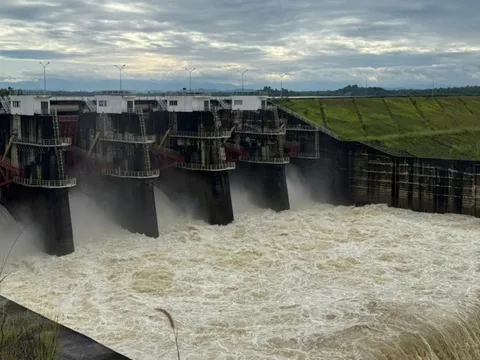Nhà máy thủy điện trên sông Sêrêpốk thông báo khẩn xả tràn đến vùng hạ du