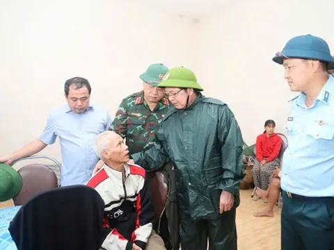 Ấm áp tình người trong lũ dữ