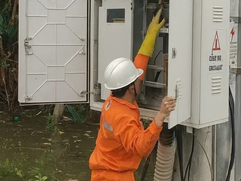 Đã cấp điện trở lại hơn 881.000 khách hàng miền Trung - Tây Nguyên sau ngập lụt