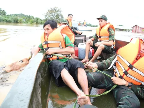 Thắm tình quân dân ở vùng ngập lụt