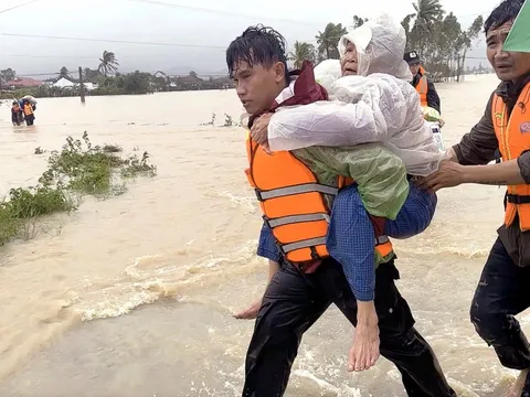 Chạy đua từng phút cứu bà con trong tâm lũ