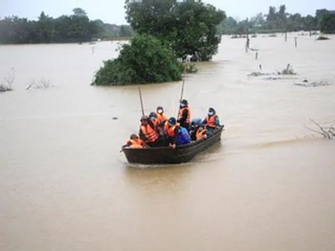 Mưa lũ gây thiệt hại nặng nề ở miền Trung, 68 người chết và mất tích