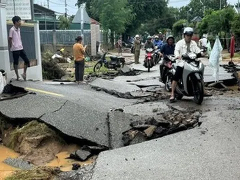 Nước lũ rút, đường sá ở Khánh Hòa nứt gãy, trụ điện đổ hàng loạt