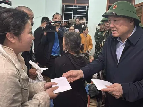 Phó thủ tướng Nguyễn Hòa Bình thăm bà con vùng rốn lũ Đông Hòa