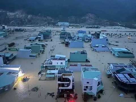 Vận hành 'lấp lửng', hồ thủy điện xả lũ khiến dân vùng hạ du không kịp trở tay