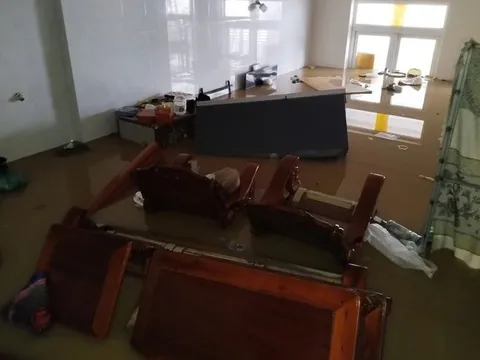 Tâm lũ Nha Trang tan hoang, nhiều người dân phá mái nhà thoát thân