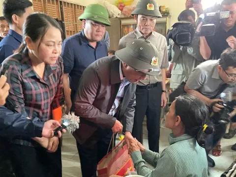 Thường trực Ban Bí thư Trần Cẩm Tú và Bí thư Thành ủy TP HCM Trần Lưu Quang đến vùng lũ Khánh Hòa