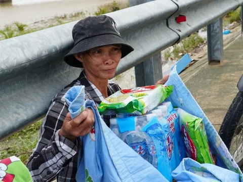 Nhiều tấm lòng đã đến với các hộ dân 'vườn không nhà trống' vùng ngập sâu 4m ở Phú Yên