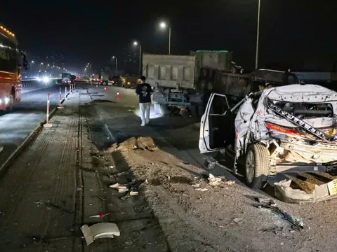 Ô tô con biến dạng sau vụ 5 xe tông liên hoàn, 2 người nhập viện