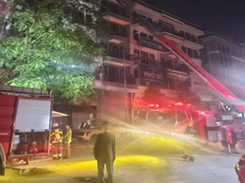 Cháy nhà 5 tầng, 5 người may mắn được giải cứu