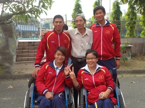 Nhớ bụi phấn trên mái tóc thầy cô - Kỳ 7: Người thầy đặc biệt của kình ngư Sa Ri