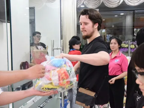 Người nước ngoài xắn tay áo, cùng đồng bào TP.HCM gửi yêu thương về miền Trung