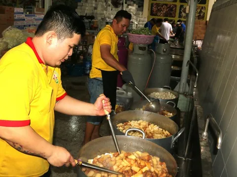 TP.HCM ‘đỏ lửa’ 4 bếp ăn phục vụ cho bà con vùng lũ Khánh Hòa