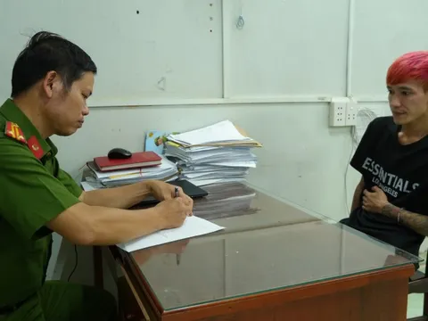 Người đàn ông tóc màu hồng khống chế phụ nữ để cướp tài sản