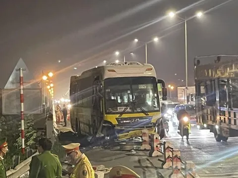 Xe khách tông xe máy trên cầu Thanh Trì, 2 người tử vong