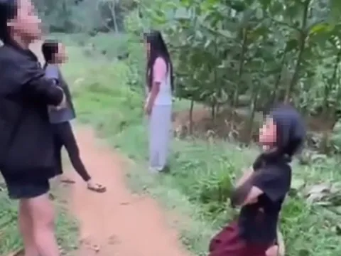 Xôn xao clip nhóm nữ sinh hành hung 2 em nhỏ, bắt quỳ gối