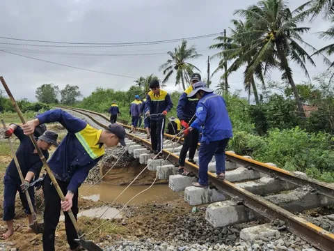 Đường sắt Bắc - Nam qua vùng lũ còn 15 điểm bị cuốn trôi nền đường