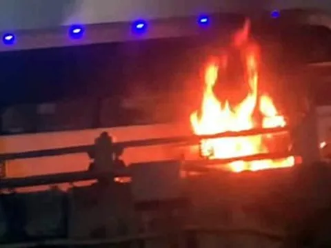 Hà Nội: Ô tô tông trực diện xe máy rồi bốc cháy dữ dội, 2 người tử vong tại chỗ