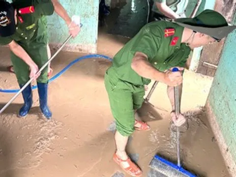 Hình ảnh quân đội, công an giúp dân dọn bùn, lợp mái nhà ở 'rốn lũ'